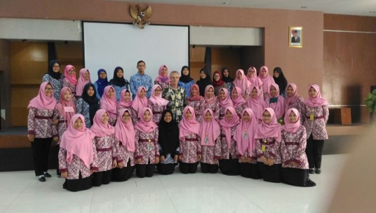 Kuliah Umum/ Training dengan Dosen Tamu dari SES sebagai Salah Satu Bentuk Implementasi MoU dengan Luar Negeri